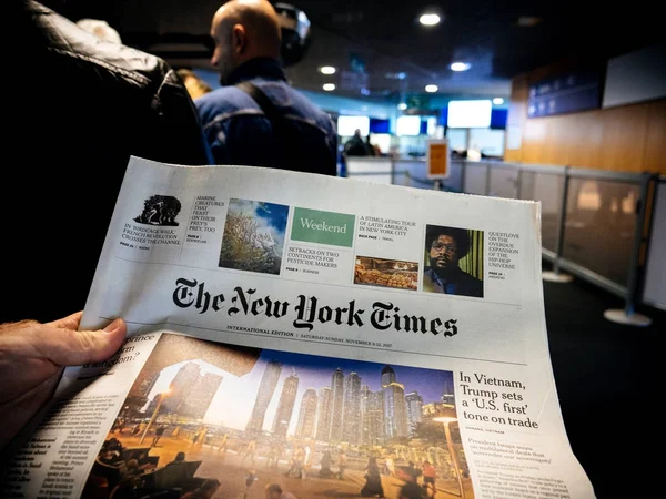 POV leyendo el New York Times — Foto de Stock