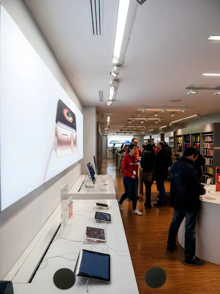 Lidé dovybavení produkty Apple počítače v Barceloně — Stock fotografie