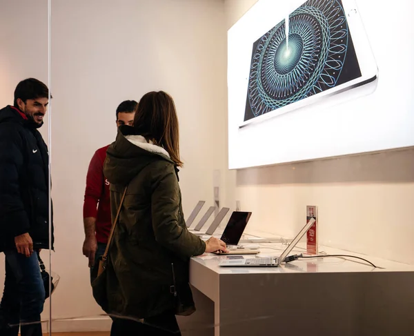İnsanlar buing Apple bilgisayar ürünleri Barselona — Stok fotoğraf