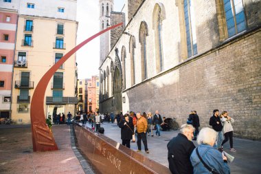 İnsanlar - yerli halk ve turistler Fossar de les Moreres ziyaret etti