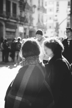 Bankta iki tanınmaz İspanyol kadın arkadan görünüş 