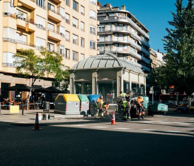 Asfalt işçi takım taze roadworks Barcelona poz 