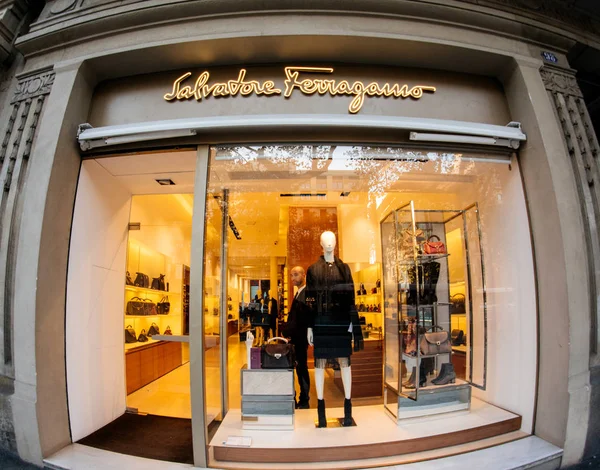 Salvatore Ferragamo luxusní módní oblečení obchod — Stock fotografie