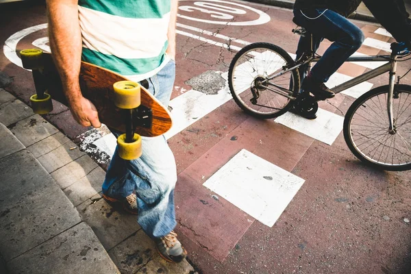 Patinador y ciclista cruzando la calle —  Fotos de Stock