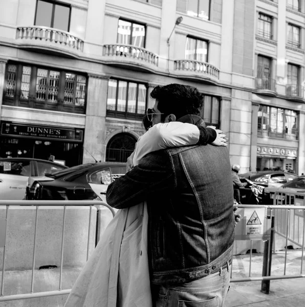 Pareja enamorada de adolescentes españoles abrazándose — Foto de Stock