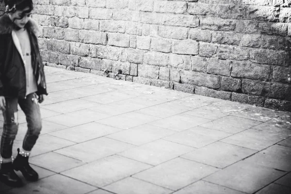 Schwarz-Weiß-Bild einer jungen Spanierin beim Gehen — Stockfoto