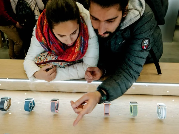 Young spanish couple selecting the latest Apple Watch — Stock Photo, Image