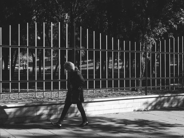 Συλλογισμένος γυναίκα που περπατά κοντά το Parc de la Ciutadella προστατευτικό — Φωτογραφία Αρχείου