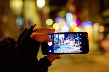 Chris turistik el Apple iphone smartphone alarak tutarak fotoğraf