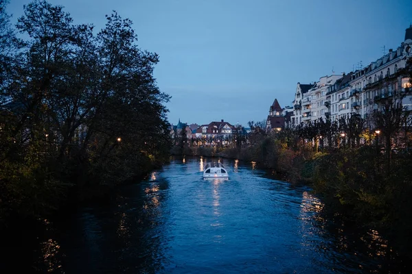 在斯特拉斯堡的河流在黄昏的旅游船 — 图库照片