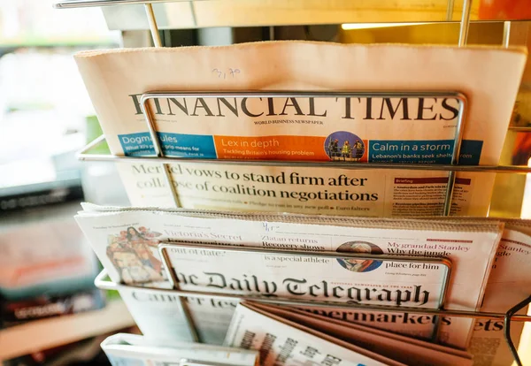 Stand mit Financial Times Zeitung — Stockfoto