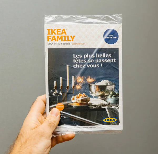 IKEA aile reklam bülten erkek elinde — Stok fotoğraf