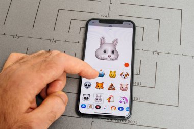  Adam el üzgün tavşan animoji emoji seçme 