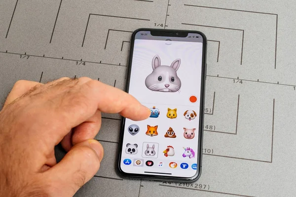 Hombre mano seleccionar triste conejo animoji emoji — Foto de Stock