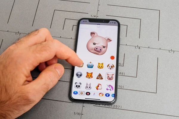 Homem mão selecionando suspeito porco animoji emoji — Fotografia de Stock