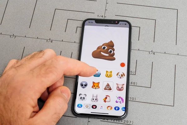 Poop mierda sonriendo ANimoji hombre selección de nuevo iphone — Foto de Stock