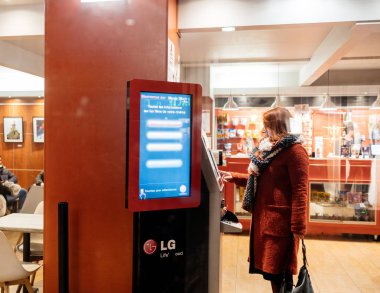 Sokakta vending machine bilet satın kadının görüntülemek