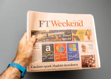 Mali kere hafta sonu gazete tutan adam 