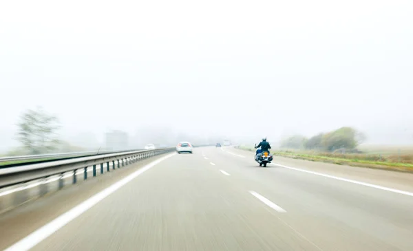Розмитий рух заднього виду крутого мотоцикліста-гіпстера на Гермі — стокове фото