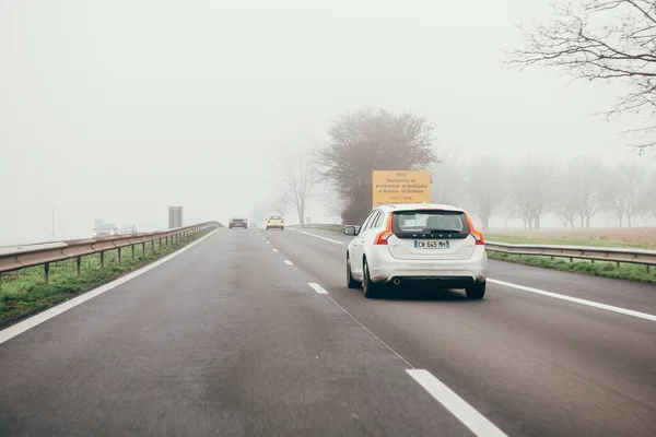 Λευκή Volvo V60 αυτοκίνητο οδήγηση στον γαλλικό αυτοκινητόδρομο — Φωτογραφία Αρχείου