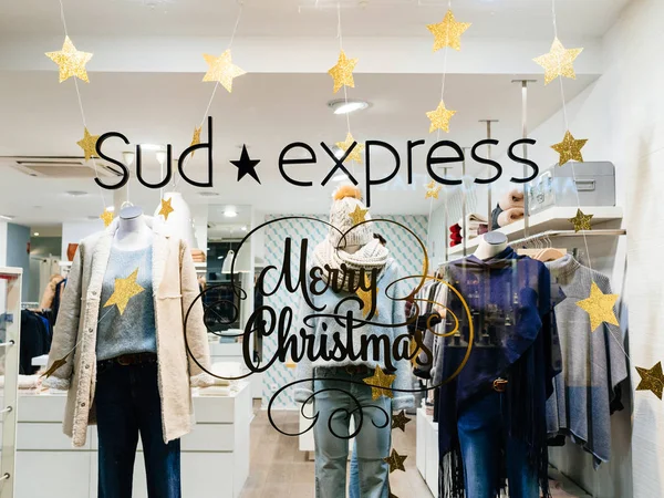 Feliz Navidad signo de texto en la ventana de la tienda —  Fotos de Stock