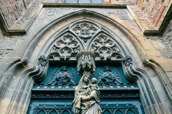 Puerta de entrada principal en la Iglesia de San Martín, Colmar Francia — Foto de Stock