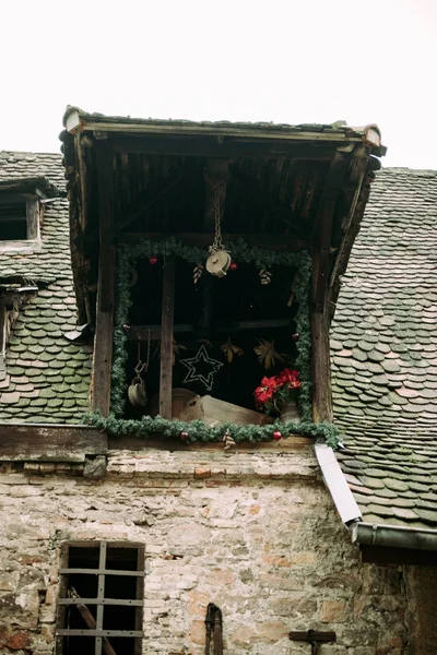 Decoraciones en la fachada de la casa y el techo con tema de Navidad —  Fotos de Stock