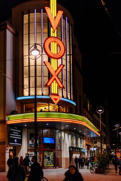 Signo icónico de neón VOX en la entrada del cine —  Fotos de Stock