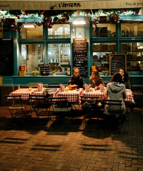 L'Epicerie francouzské restaurace v noci — Stock fotografie