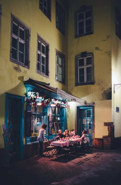 L 'Epicerie restaurante francés por la noche — Foto de Stock