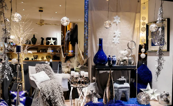 Kerstversiering in de winkel venster showcase — Stockfoto