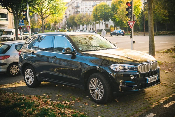 BMW suv parking miasto, ulica — Zdjęcie stockowe