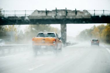  Ford Ranger pick-up şiddetli yağmur sürüş