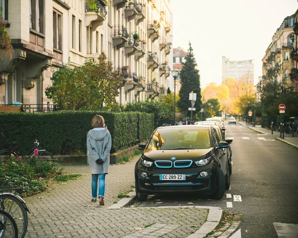 Lonely woman on cute French street with BMW i1 — Stock Photo, Image