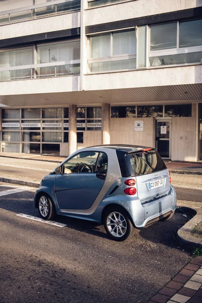 Mercedes Smart MHD garé dans la rue — Photo