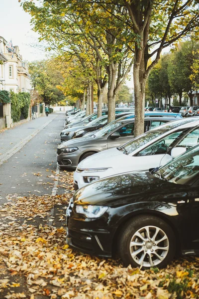 Auto's in een rij geparkeerde — Stockfoto