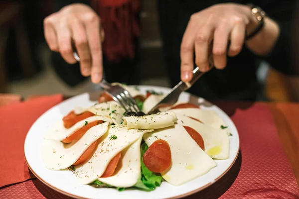 Kvinna äta Italiensk sallad i restaurang — Stockfoto
