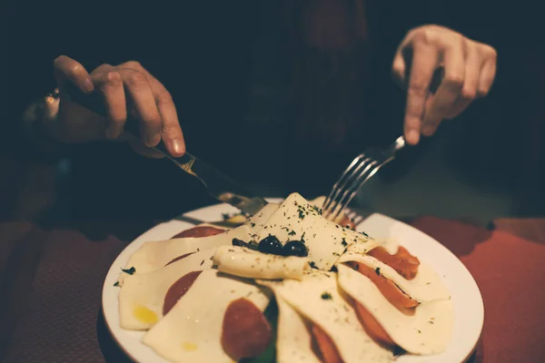 Kvinna äta Italiensk sallad i restaurang — Stockfoto
