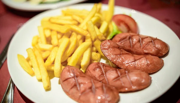 Velké jídlo chutné klobásy cervelas francouzského Alsaska — Stock fotografie