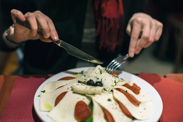 Kvinna elegant äta en extra stor tomat — Stockfoto
