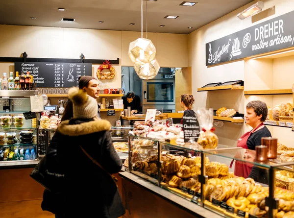 Pareja comprando pasteles de kougelhof recién horneados y pan en un germen — Foto de Stock