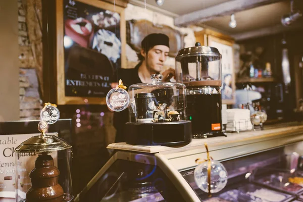 Barista behind the counter preparing a chocolate drink — Stock Photo, Image