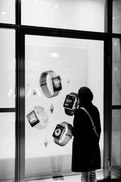 Escaparate navideño del Apple Store con carteles para el Wi — Foto de Stock