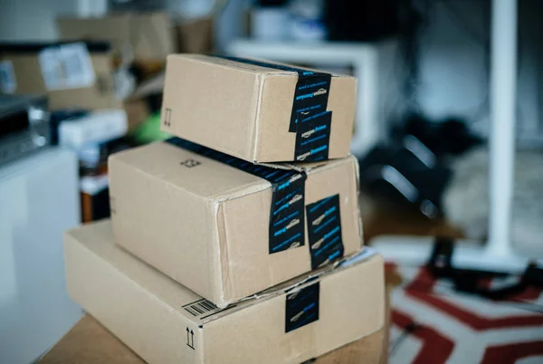 Stacok de Amazon Prime caja de cartón uno encima del otro en la habitación —  Fotos de Stock