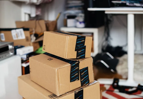 Stacok de Amazon Prime caixa de papelão um acima do outro no quarto — Fotografia de Stock