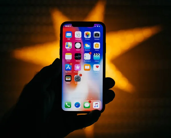 Paris Frankrijk November 2017 Man Met Nieuwe Apple Iphone Display — Stockfoto