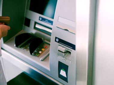 ATM otomatik vezne makinesi bankamatik güvenlik PIN girin ve para çekme çekilme para almak için kullanan kadın