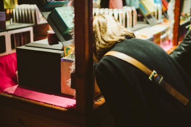 Strasbourg, Alsace Fransa içinde belgili tanımlık Noel çarşı, geleneksel Noel çay kokulu kadın