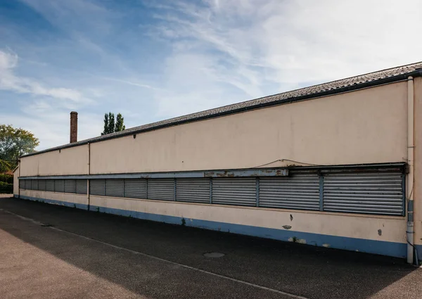 Industriegebäude Mit Geschlossenen Fenstern Und Blauem Himmel Mit Verstreuten Wolken — Stockfoto