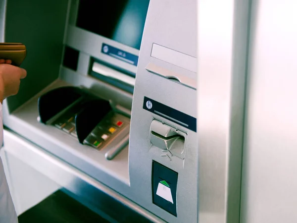Frau Benutzt Geldautomaten Sicherheitsnadel Einzugeben Und Geld Abzuheben — Stockfoto
